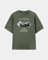 Remera oversize marrón con efecto lavado, manga corta y estampa frontal en blanco y negro de la serie The Sopranos.