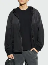 Campera negra con capucha y cierre frontal con cremallera. Tiene puños elásticos y un pequeño parche con el logo de la marca en el pecho.