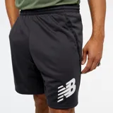 Short deportivo negro de tejido doble de poliéster con tecnología NB DRY, logo de New Balance estampado en blanco en la pierna izquierda y cintura elástica con cordón de ajuste.