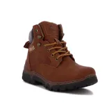 Bota acordonada color marrón claro, con suela de goma negra y logo de la marca en el lateral y la lengüeta.