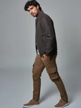 Pantalón cargo color verde militar, de corte slim, con bolsillos laterales con tapeta, bolsillos frontales y traseros.