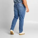 Pantalón de jean slim de tiro medio, color azul, con cinco bolsillos y corte ajustado.