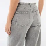 Pantalón de jean estilo baggy de tiro bajo, con lavado ácido en tono gris y costuras laterales marcadas.