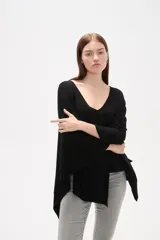 Poncho negro de tejido de punto con escote en V, diseño asimétrico y corte holgado.