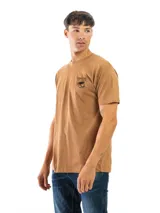 Remera de manga corta y cuello redondo, color gris oscuro o carbón, con un estampado circular blanco en el pecho que contiene texto y un logo.