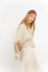 Gorro estilo bohemio tejido en crochet con diseño de red, color beige.