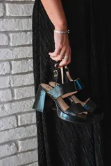 Sandalias de plataforma color crema, con tiras anchas de charol y hebilla ajustable en el tobillo.