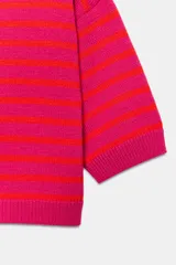 Jersey de punto con diseño de rayas horizontales en colores fucsia y rojo, cuello redondo y mangas cortas que llegan por debajo del codo.