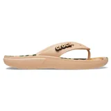 Ojotas Crocs Classic Flip Printed color beige con estampado de camuflaje en la plantilla y logo de la marca en la tira.