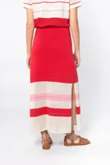 Falda larga tejida a crochet con cintura elastizada y cordón ajustable. Diseño con rayas horizontales en color marrón, blanco y negro.