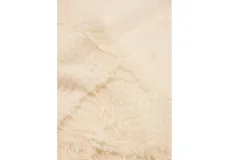 Fular color beige de textura gofrada con terminación de flecos en los extremos.