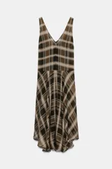 Vestido midi de escote en V y tirantes anchos, con bajo asimétrico y estampado de cuadros en tonos marrones, negros y beige.
