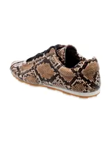 Zapatillas acordonadas con estampado de piel de serpiente y cordones negros.