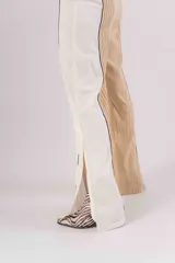 Pantalón de vestir negro con paneles verticales en color crudo.