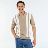 Remera de punto de manga corta en color beige con franjas verticales blancas, diseño con cuello tipo polo sin botones.