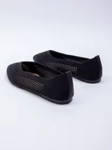 Balerina negra de tela tejida con puntera fina y diseño calado.