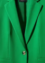 Blazer negro entallado de punto roma con solapas de muesca, hombros estructurados, abertura posterior y dos bolsillos de ribete delanteros.