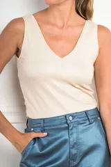 Top ajustado al cuerpo, color arena, de poliéster y elastano.