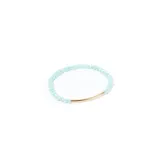 Pulsera elástica con mostacillas facetadas color celeste y detalle de tubo dorado.