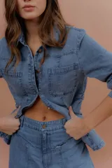 Pantalón de denim corte balón, color azul claro, con bolsillos frontales y diseño amplio en las piernas.