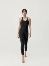 Mono largo negro de efecto moldeador, con escote halter en V y tiro alto.