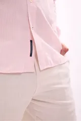 Camisa de manga larga a rayas verticales rosadas y blancas, de corte clásico y cuello abotonado.