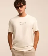 Remera blanca de algodón con cuello redondo y manga corta. Estampa frontal con texto "Bela Vista Trattoria".