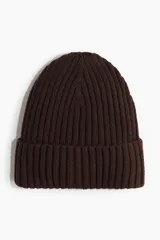 Gorro tipo beanie de punto acanalado con diseño de doblez en el borde, confeccionado en tejido suave.
