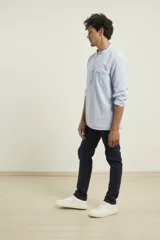 Camisa de lino color salmón con cuello mao, manga larga y bolsillo de parche en el pecho.