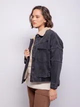 Campera de jean con interior de corderito, cuello clásico, cierre frontal con botones metálicos, bolsillos frontales y laterales, y elástico en la cintura.