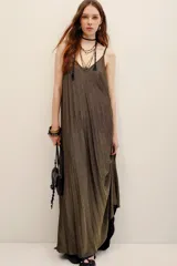 Vestido largo de tirantes finos con acabado metalizado y diseño plisado.