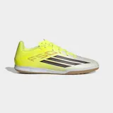 Championes de fútbol sala Adidas F50 Club IN, diseñados para velocidad y precisión. Presentan un exterior de material sintético y malla técnica en color amarillo neón con detalles en blanco y negro, incluyendo las icónicas tres tiras de la marca. Cuentan con lengüeta flotante transpirable y suela de caucho de alta tracción que no deja marcas, ideal para superficies interiores.