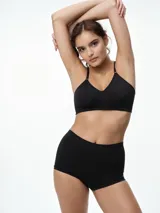 Top bralette seamless de microfibra, color blanco, con breteles finos ajustables y diseño sin relleno ni aros.