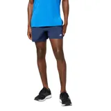 Short de running azul marino de New Balance, modelo Accelerate 5 Inch, con logo reflectante en la pierna izquierda.