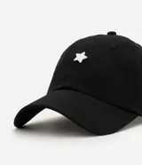 Gorra de sarga de algodón en color negro, con ala curva y detalle de estrella metálica en la parte frontal. Cuenta con ajuste de hebilla en la parte posterior.