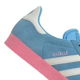 Championes Adidas modelo Gazelle, edición especial Inter Miami CF. Confeccionados en gamuza color celeste con las icónicas tres tiras laterales en blanco y suela de goma en color rosado. Presenta el nombre Gazelle en letras rosadas en el lateral y detalle en blanco en el talón.
