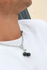Collar plateado con cadena de eslabones y dije de cerezas negras.