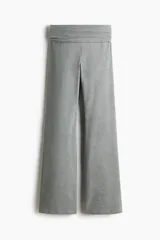 Pantalón gris melange de punto de algodón, con cintura ancha plegable y perneras de corte recto y acabado acampanado.