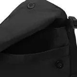 Bandolera Nike modelo Futura 365, color negro con logo y swoosh estampados en blanco en el frente. Cuenta con solapa de cierre, correa ajustable para el hombro y diseño compacto.