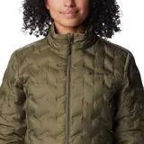 Campera puffer Columbia modelo Delta Ridge II, color verde oliva. Presenta construcción térmica sin costuras HeatSeal, cierre frontal completo, cuello alto con protector de barbilla y bolsillos laterales con cierre. Incluye tecnología Omni-Heat reflectante y aislamiento de plumón.
