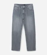 Pantalón de jean con corte recto y tiro medio, confeccionado en denim de algodón. Presenta un diseño clásico de cinco bolsillos, cierre frontal con botón y cremallera, y un acabado lavado en tono gris.