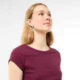 Camiseta bordó de manga corta confeccionada en tejido de canalé, con cuello redondo y ajuste al cuerpo.