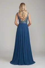 Vestido largo de fiesta color azul petróleo, con escote en V y cuerpo superior bordado con cuentas brillantes. Presenta falda fluida con tajo frontal profundo.