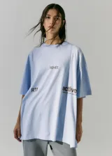 Remerón celeste de manga corta con estampa en serigrafía en frente y espalda.