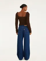 Pantalón vaquero de corte recto, con diseño bicolor: parte superior y trasera en denim azul, parte delantera en color marrón.