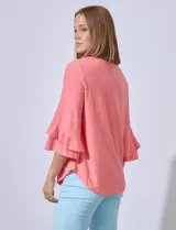 Blusa color salmón en tejido piqué, de manga ¾ con volados.