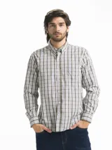 Camisa celeste y blanca a cuadros con cuello abotonado, manga larga y bolsillo en el pecho.