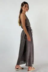 Pollera larga color beige de lino con elástico en la cintura.