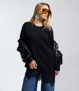 Vestido recto de algodón color negro, con mangas cortas y detalle de encaje aplicado en el ruedo.