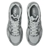 Championes Asics Gel-1130 de color gris y plateado, con detalles en negro, confeccionados en malla transpirable y refuerzos sintéticos. Incorporan tecnología de amortiguación en la suela y el característico diseño lateral de la marca.
